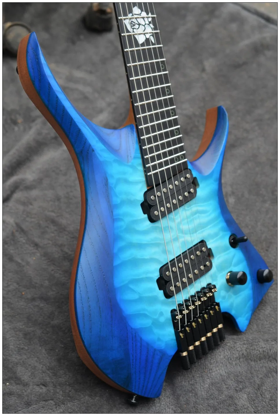 2021New Fanlı frets 7 Dizeleri Başsız Elektro Gitar mavi renk 5 katlı Kavrulmuş Akçaağaç Boyun Abanoz klavye kakma ile