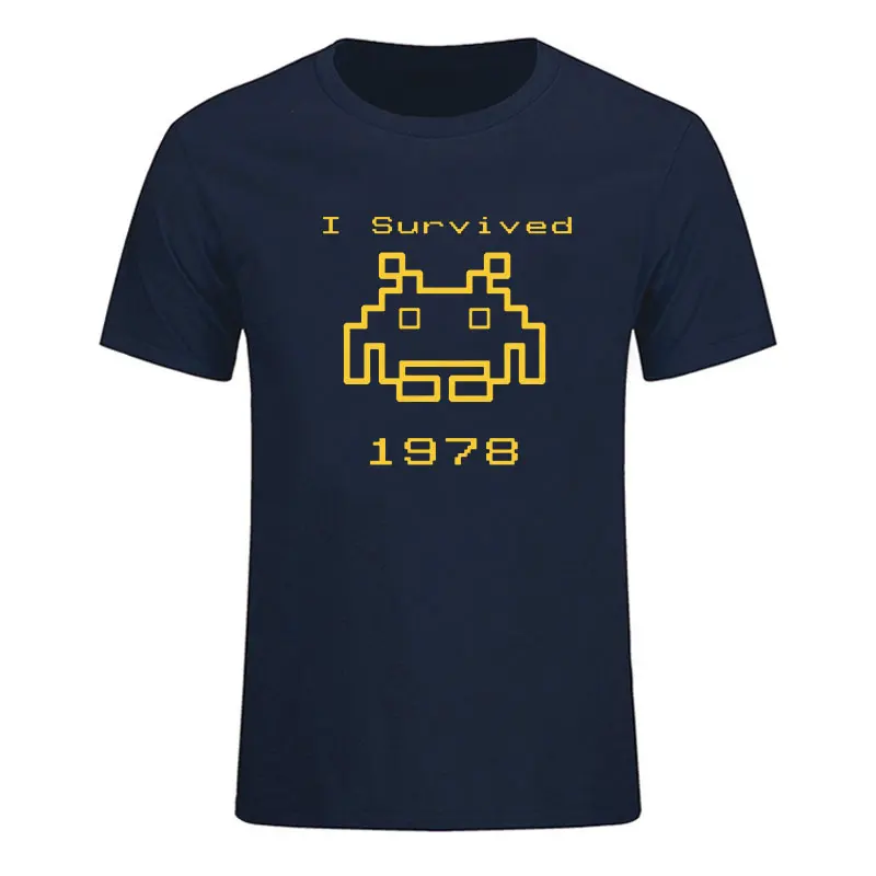 Hayatta Kaldım 1978 Erkekler Kısa Kollu Pamuklu Oyun T Shirt video oyunu Space Invaders uzay alien geek nerd pop kültürü atari Roman
