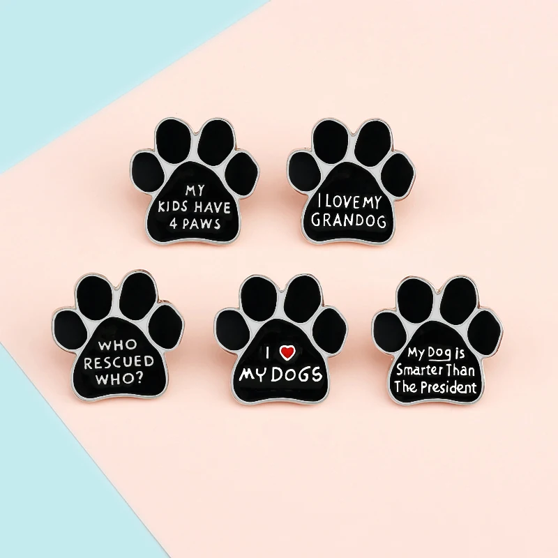 Siyah Çizgi Film Köpek Pençe Baskı Broş KÖPEKLERİMİ Seviyorum Sevimli Rozetleri Emaye Pimleri Giysi Çantası Aksesuarları Yaka Pin Arkadaşlar için hediyeler